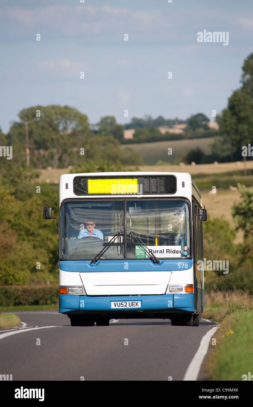 Single decker bus viaggiano attraverso la campagna di Leicestershire, Inghilterra. Foto Stock