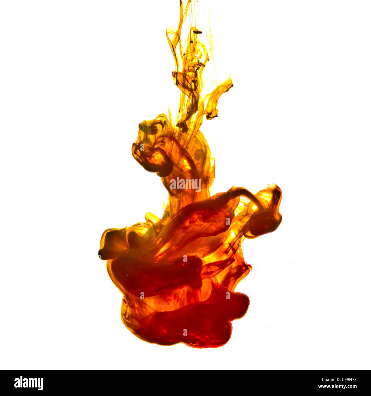 Vista laterale dell'inchiostro colorato spruzzato in un serbatoio d'acqua Foto Stock