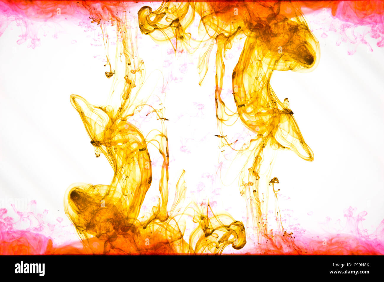 Vista laterale dell'inchiostro colorato spruzzato in un serbatoio d'acqua. Foto Stock