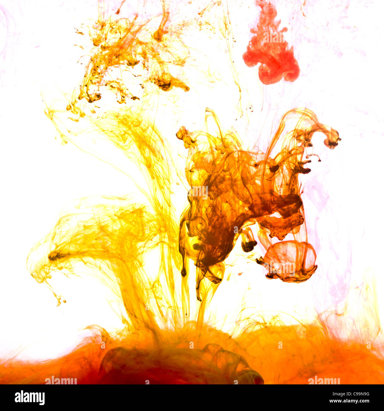 Vista laterale dell'inchiostro colorato spruzzato in un serbatoio d'acqua. Foto Stock