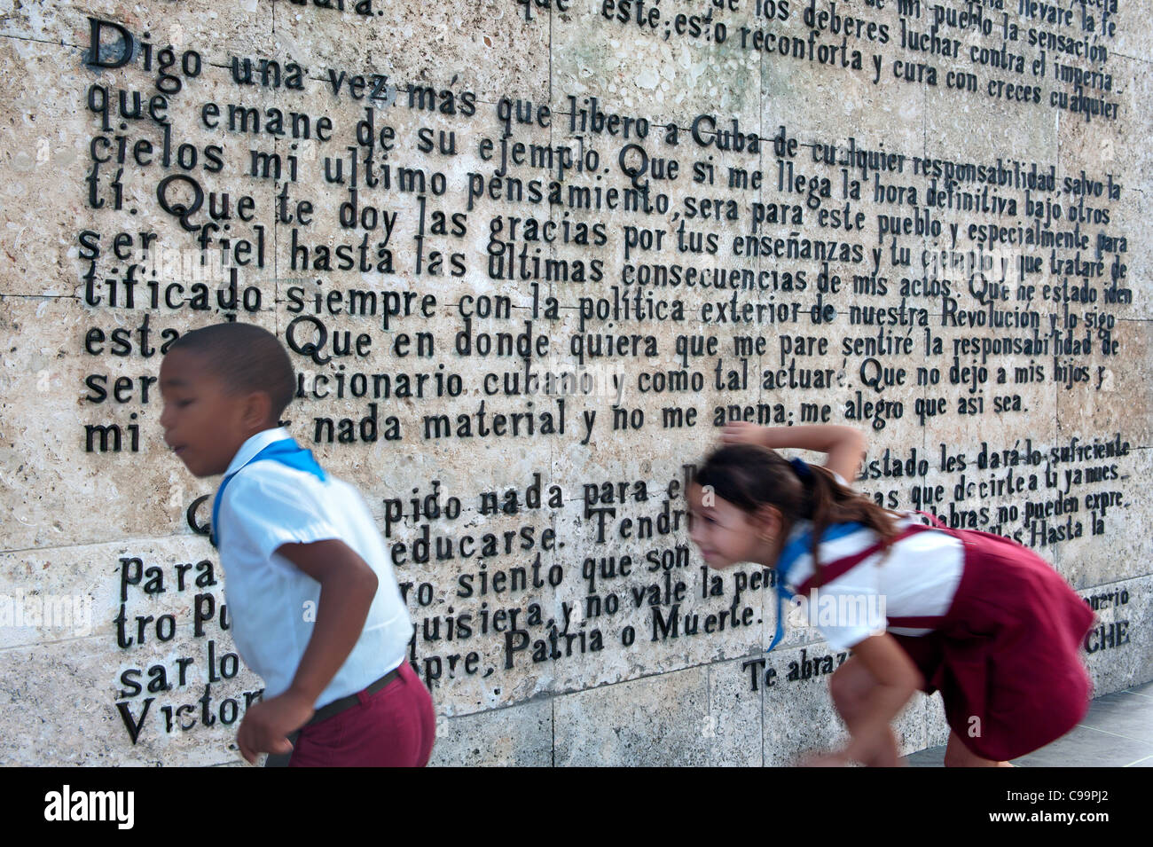 Allievi in funzione vicino a monumenti di Che Guevara di Santa Clara Cuba Foto Stock
