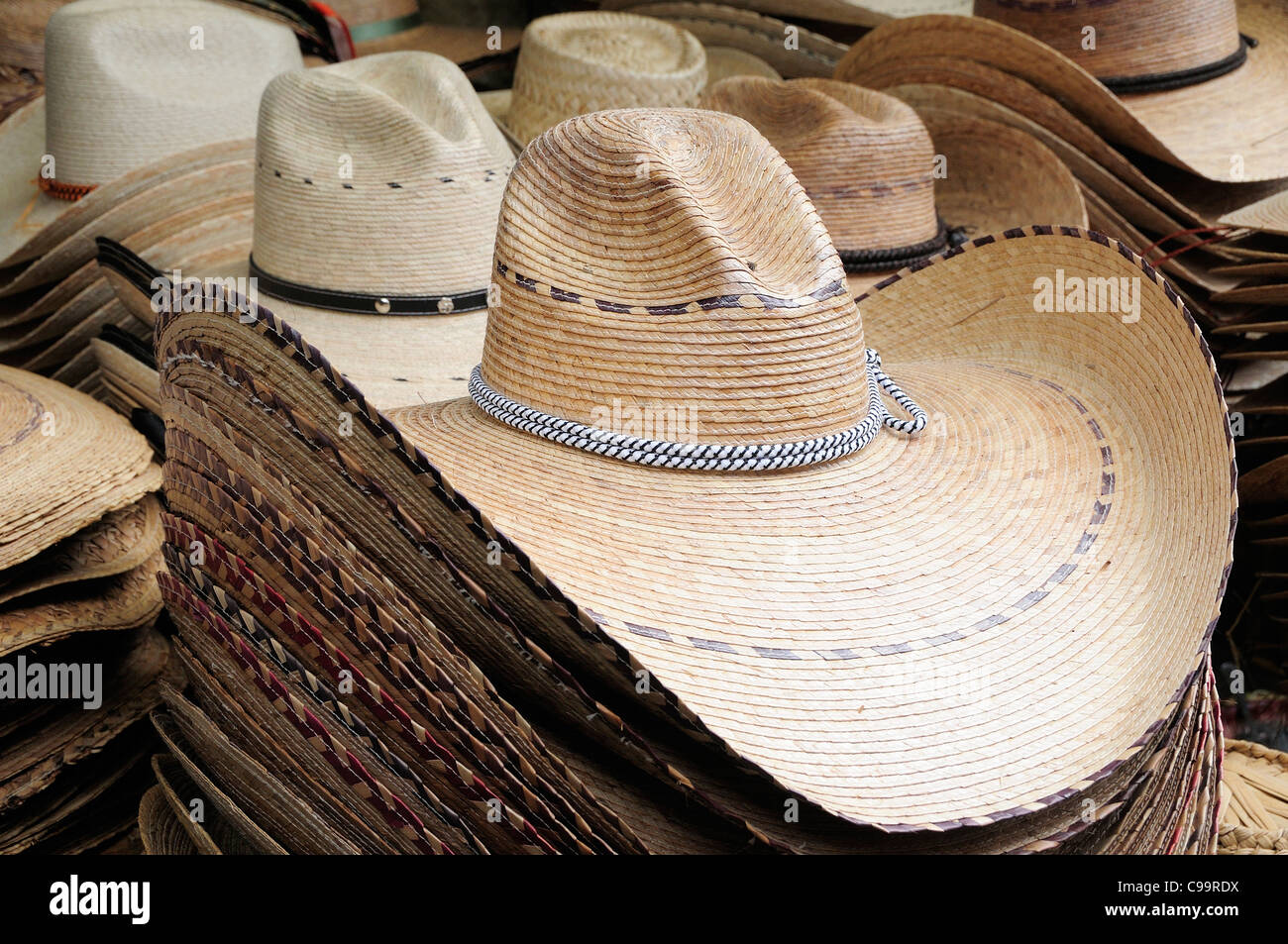 Messicano, Michoacan, Patzcuaro, cappelli di paglia per la vendita nel  mercato Foto stock - Alamy