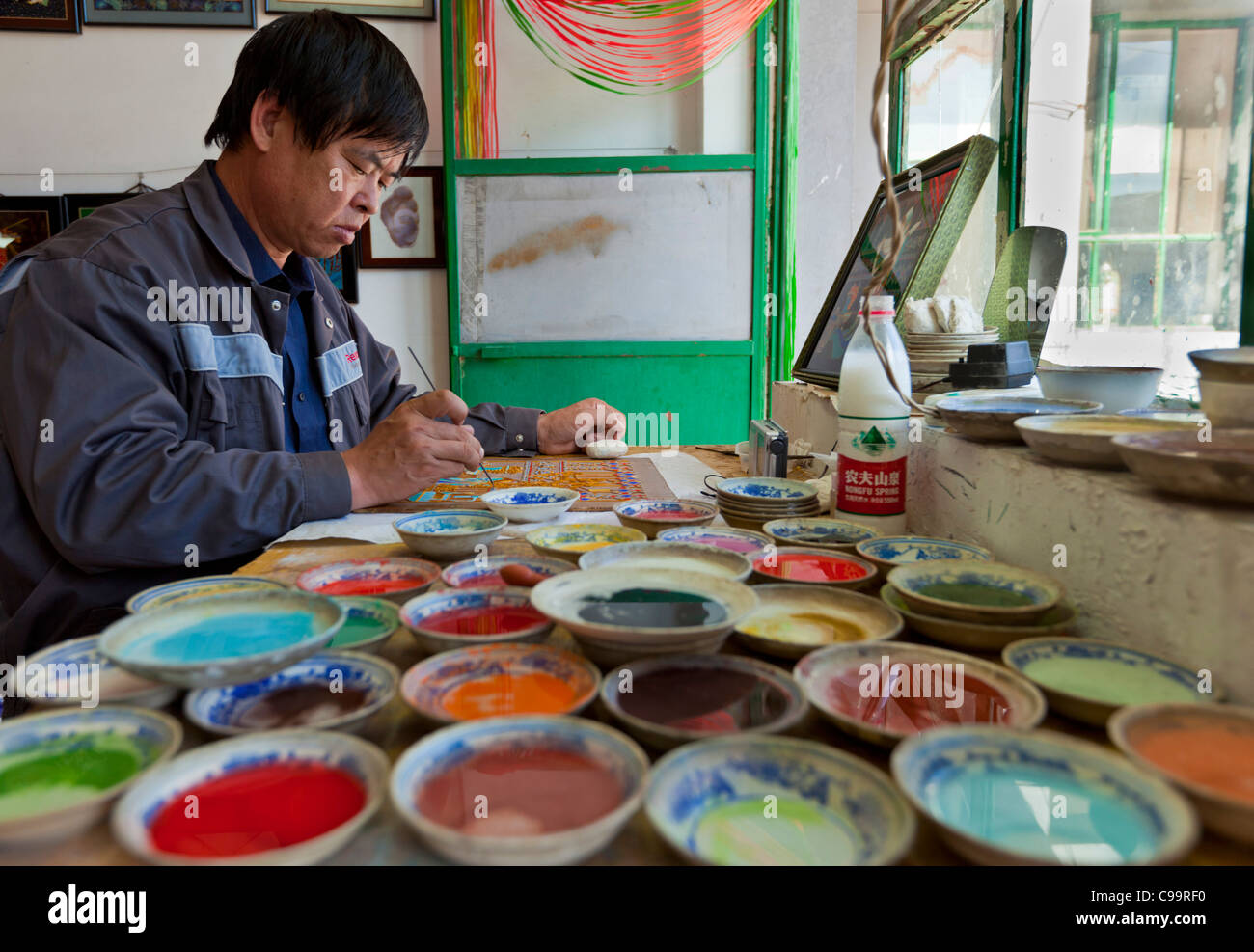 La pittura dell'artista cinese tradizionale cloisonne craft, Pechino, Repubblica Popolare Cinese, PRC, Asia Foto Stock