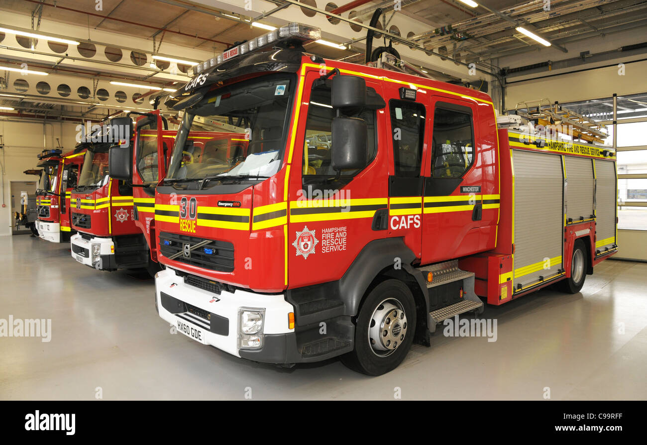 Gara di fuoco, o le pompe antincendio, attendono la chiamata di emergenza. Regno Unito Dicembre 2011. Adatto per servizi di emergenza e il settore delle assicurazioni noi Foto Stock