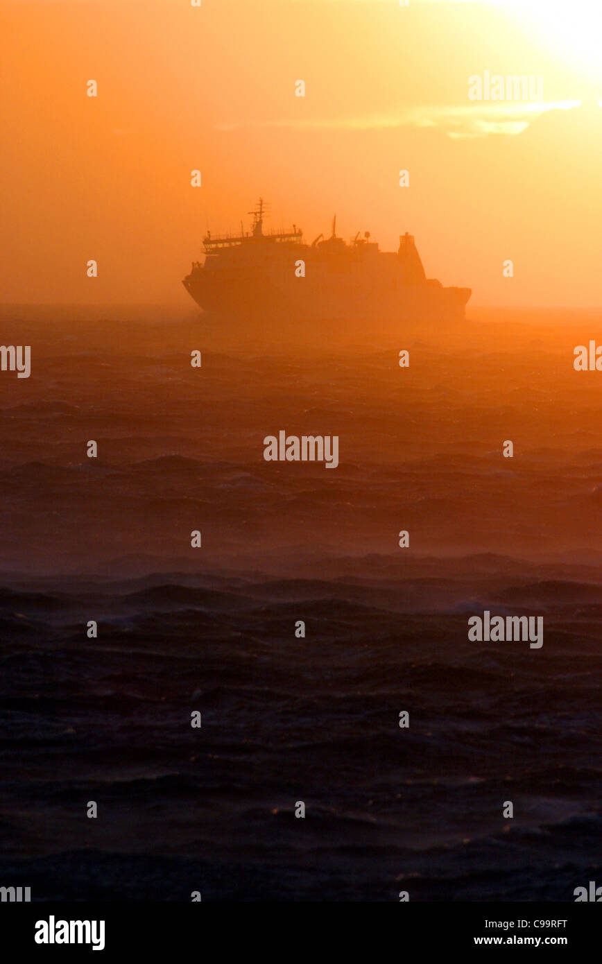 Traghetto Interislander Aratere in gale force venti al tramonto. Cuocere diritta, Wellington, Nuova Zelanda, Australasia Foto Stock