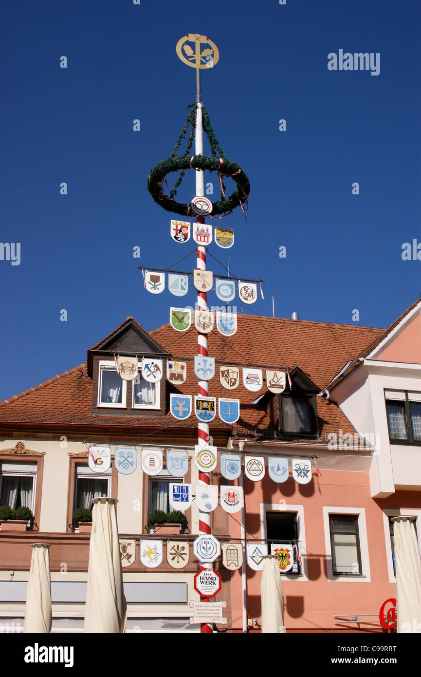 "Zunftbaum' pole che mostra la gilda segni di corporazioni commerciali, Speyer, Renania-Palatinato, Germania Foto Stock