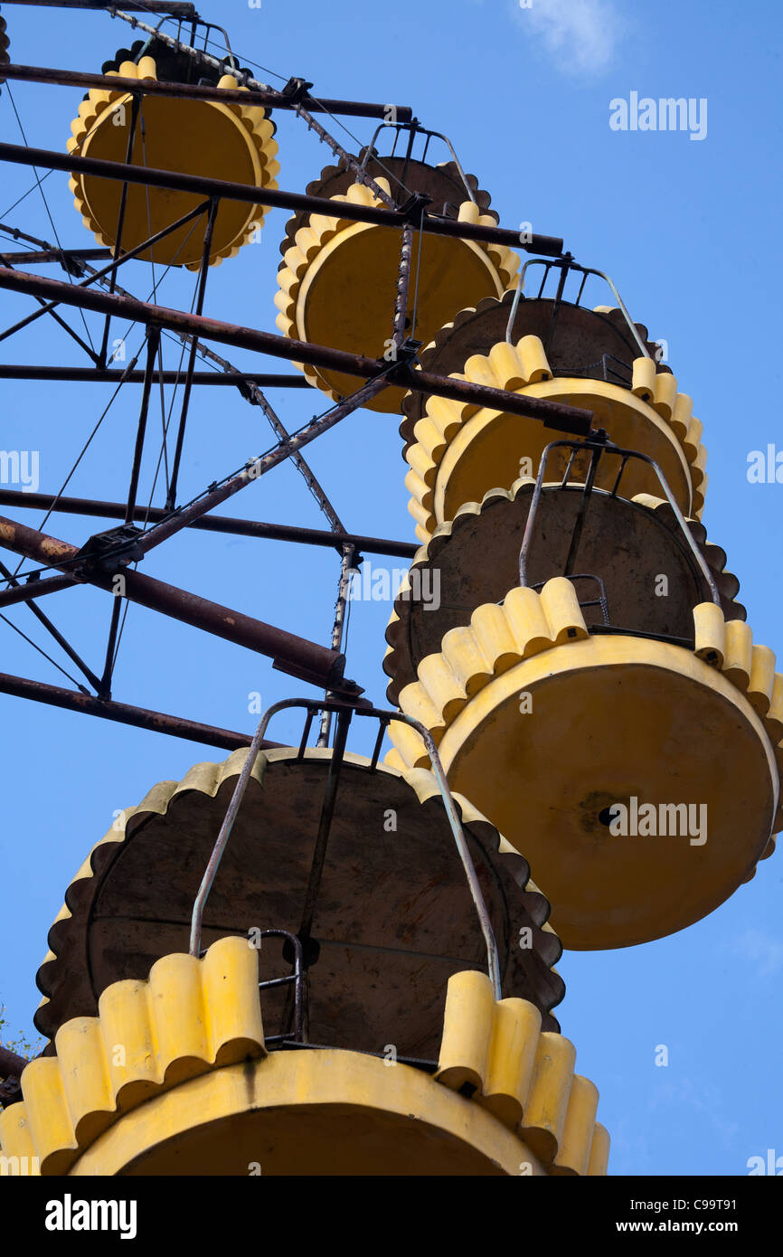 Le autovetture sul pripjat ruota panoramica Ferris nel Pripjat Parco Divertimenti Pripjat Chernobyl zona di esclusione dell'Ucraina Foto Stock