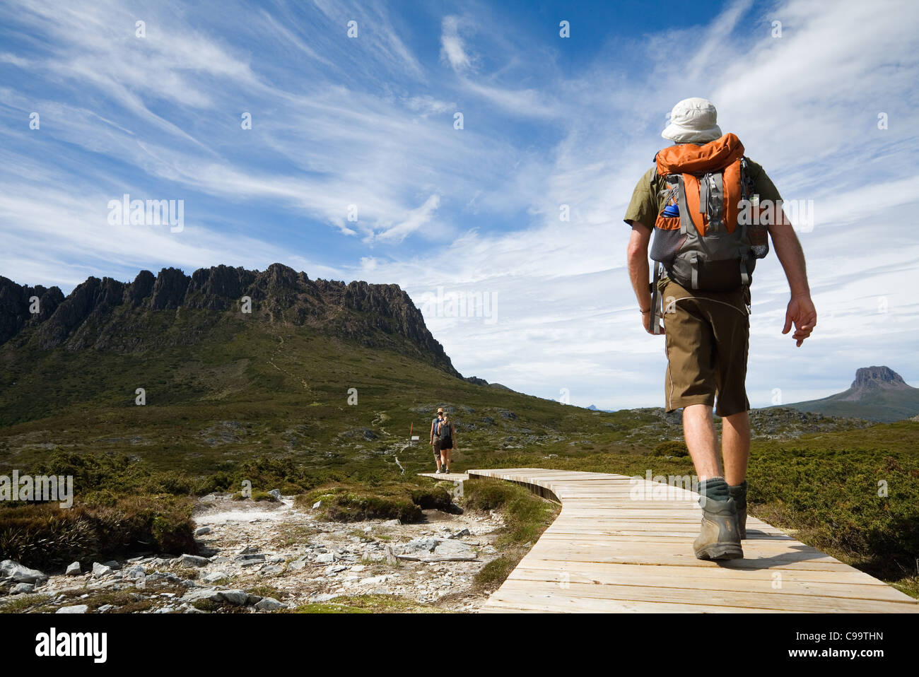 Escursionista sull'Overland Track con Cradle Mountain in background. Cradle Mountain-Lake St Clair National Park, la Tasmania, Australia Foto Stock