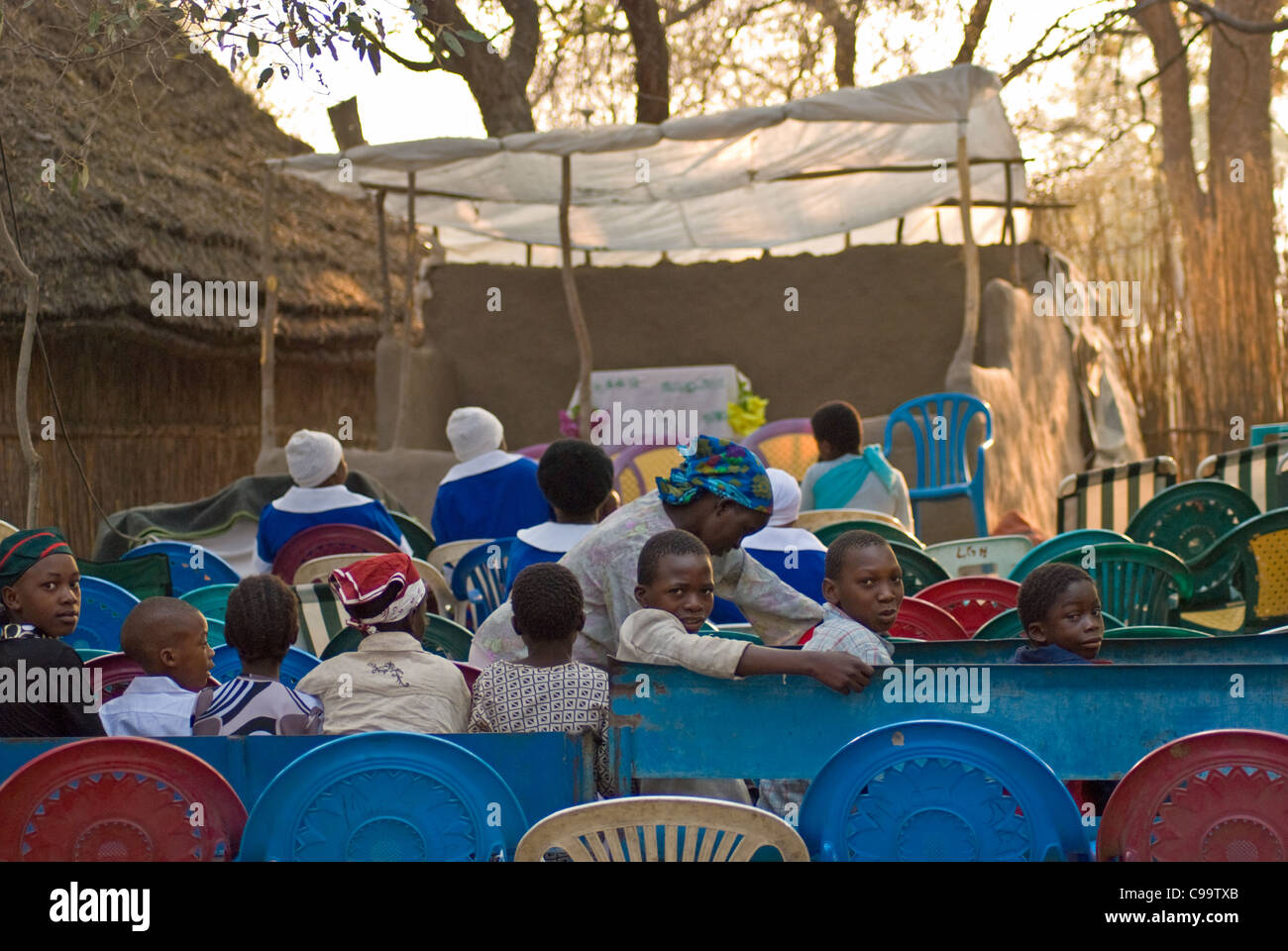 Chiesa congregazione si riuniscono per il pastore il sermone in Avventisti del Settimo Giorno riunione vicino Kongola, lungo la Caprivi, Namibia. Foto Stock
