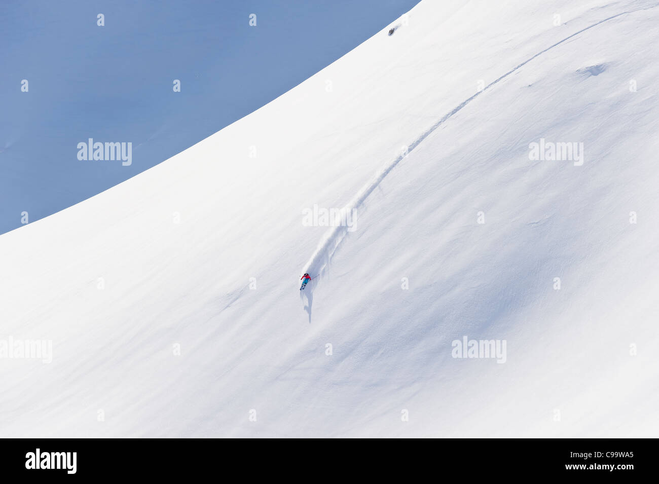 Austria, Zurs Lech, giovane donna fare sci alpino su Arlberg Foto Stock