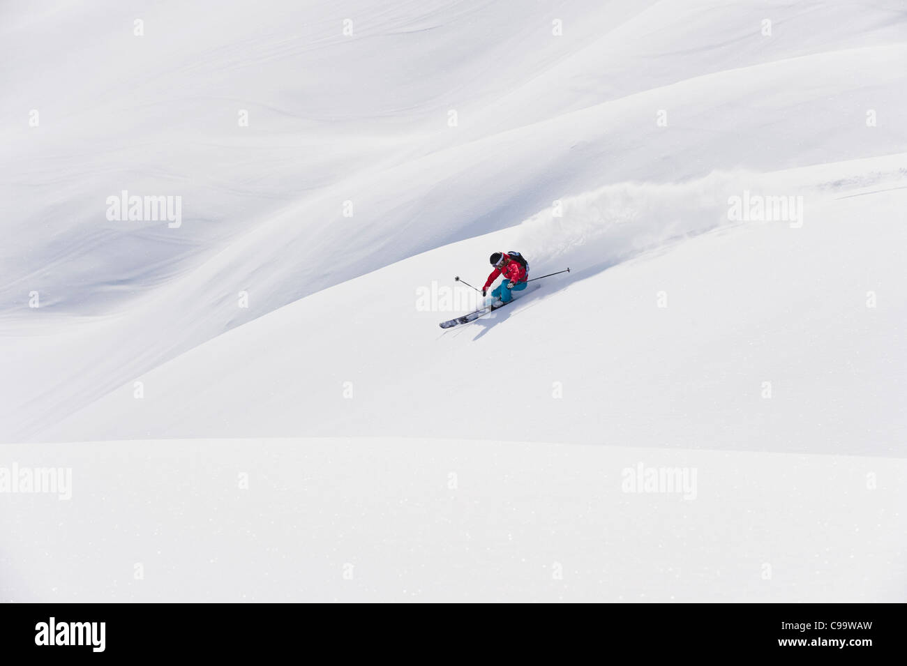 Austria, Zurs Lech, giovane donna fare sci alpino su Arlberg Foto Stock