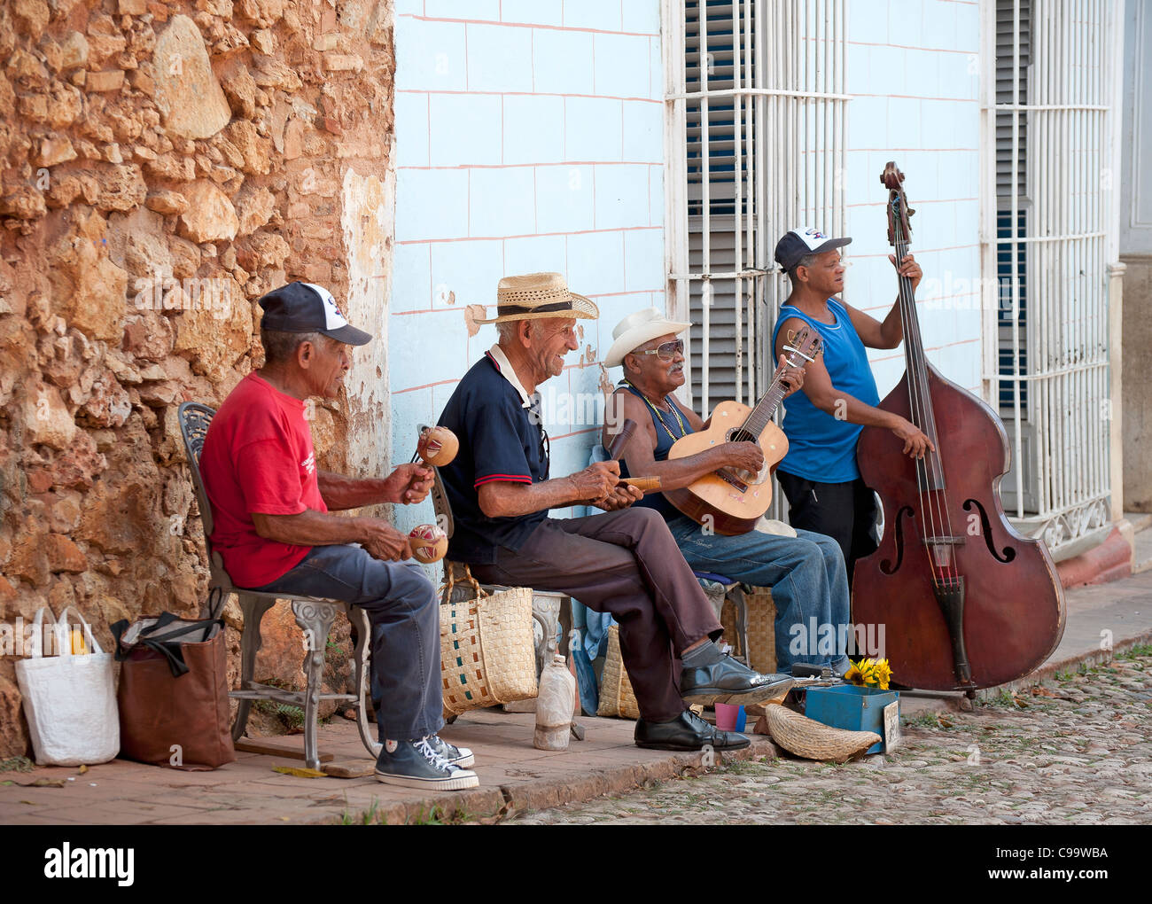 Musicisti di strada, le maracas, claves e contrabbasso Trinidad Cuba Foto Stock