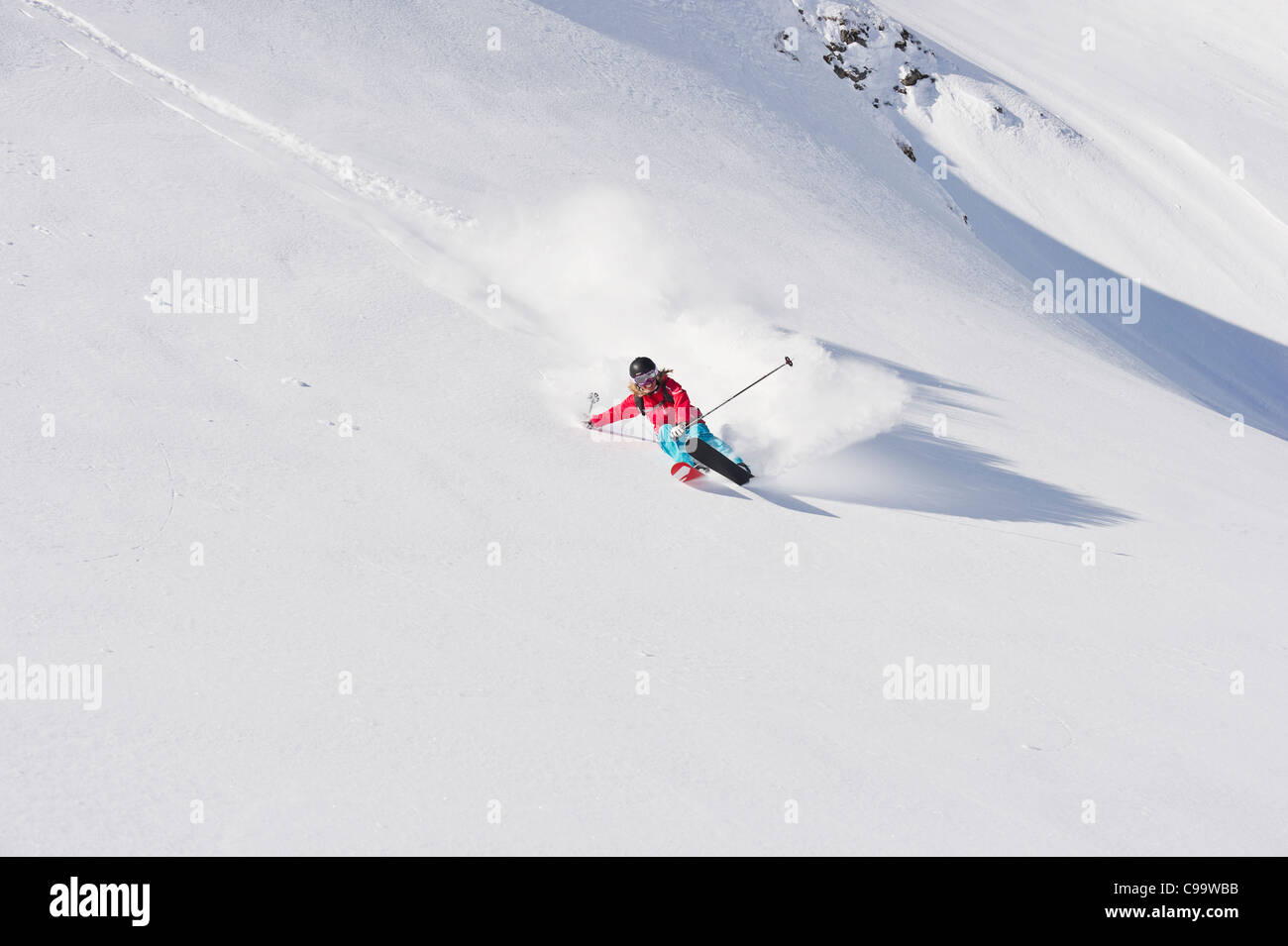 Austria, Zurs Lech, giovane donna fare sci alpino su Arlberg Foto Stock