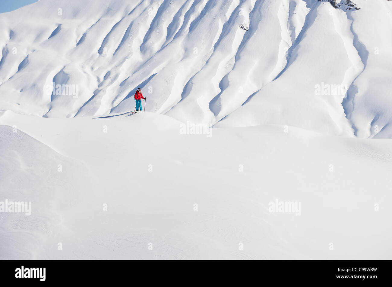 Austria, Zurs Lech, giovane donna fare sci alpino su Arlberg Foto Stock