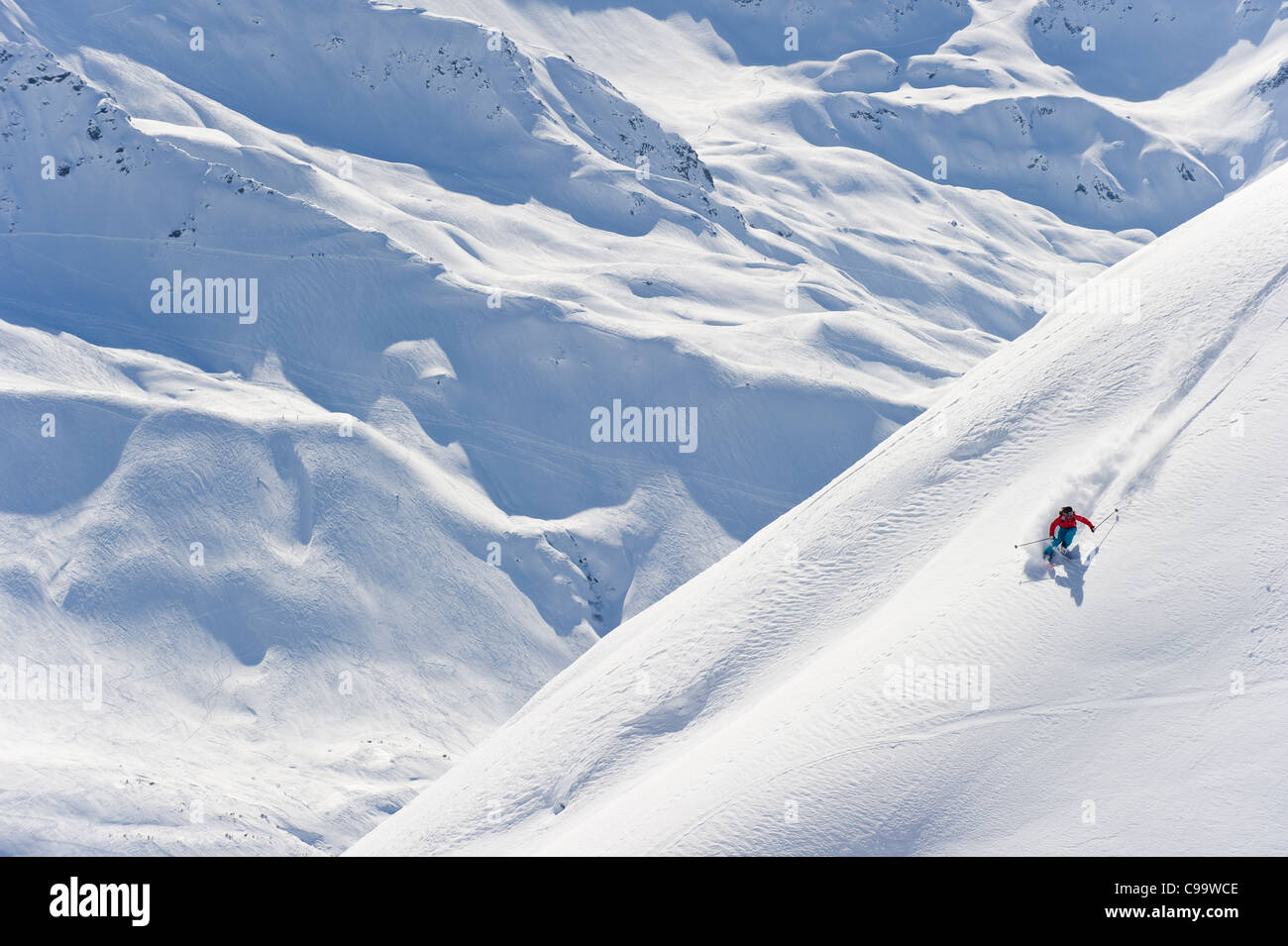Austria, Zurs Lech, giovane donna fare sci alpino su Arlberg Foto Stock