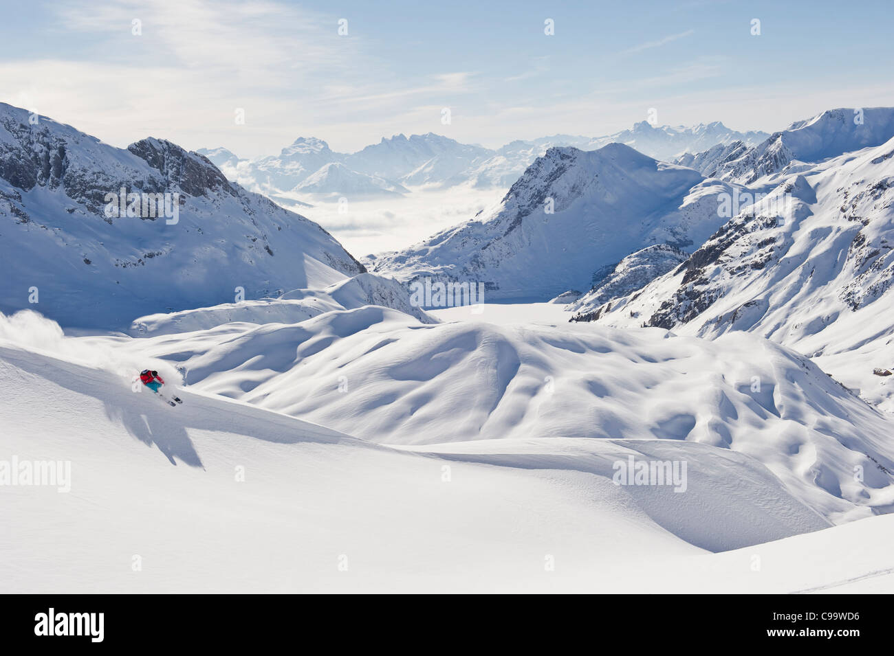 Austria, Zurs Lech, giovane donna fare sci alpino su Arlberg Foto Stock