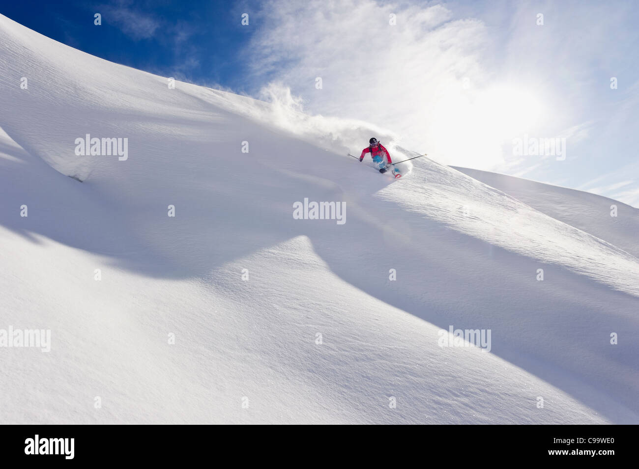 Austria, Zurs Lech, giovane donna fare sci alpino su Arlberg Foto Stock