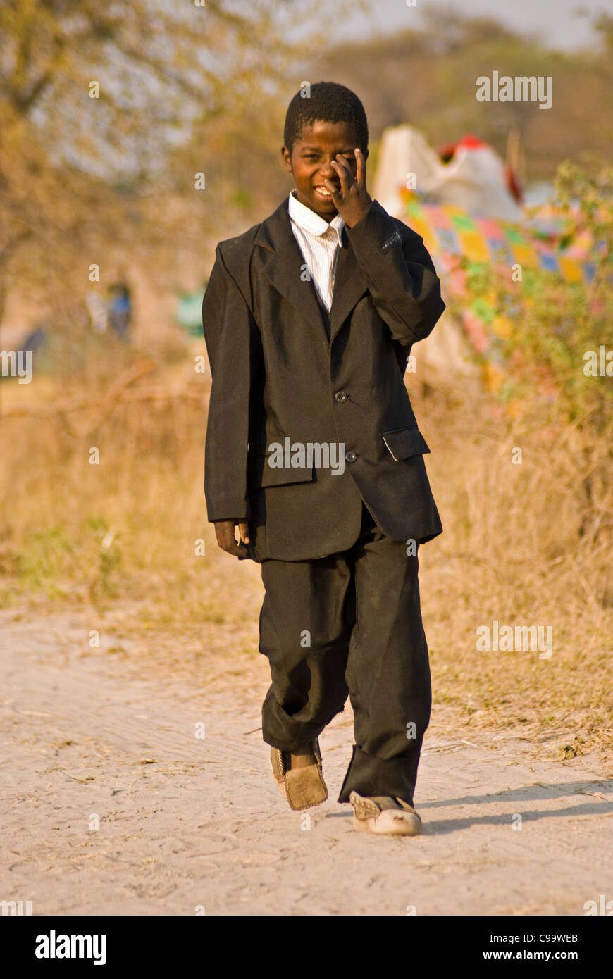 Un ragazzo nel suo Domenica al meglio con la raccolta del Settimo Giorno avventisti vicino Kongola in Oriente Caprivi, Namibia. Foto Stock