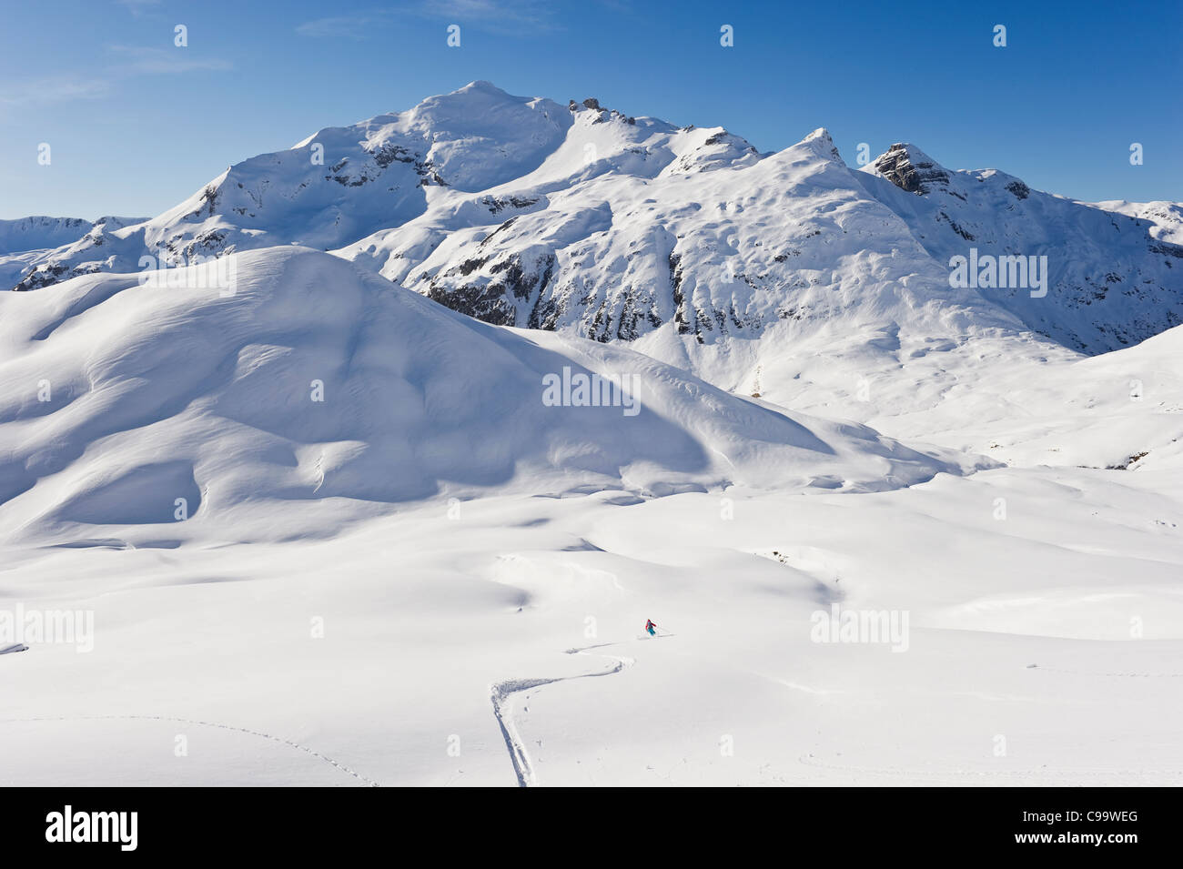 Austria, Zurs Lech, giovane donna fare sci alpino su Arlberg Foto Stock