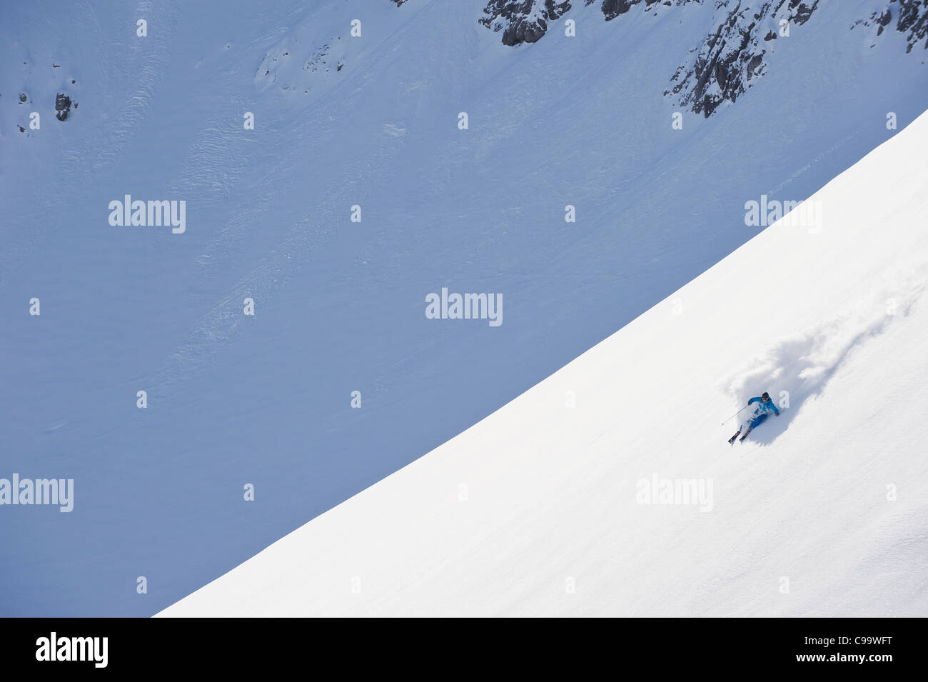 Austria, Zurs Lech, giovane uomo che fa sci alpino su Arlberg Foto Stock