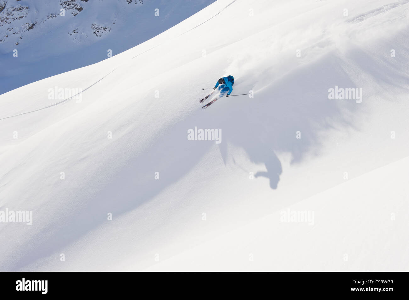 Austria, Zurs Lech, giovane uomo che fa sci alpino su Arlberg Foto Stock