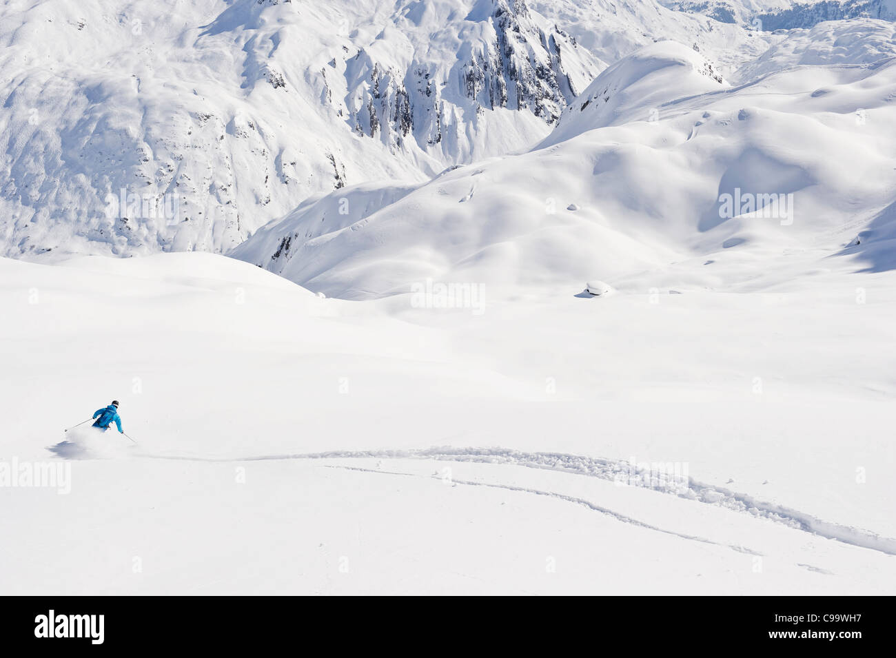 Austria, Zurs Lech, giovane uomo che fa sci alpino su Arlberg Foto Stock