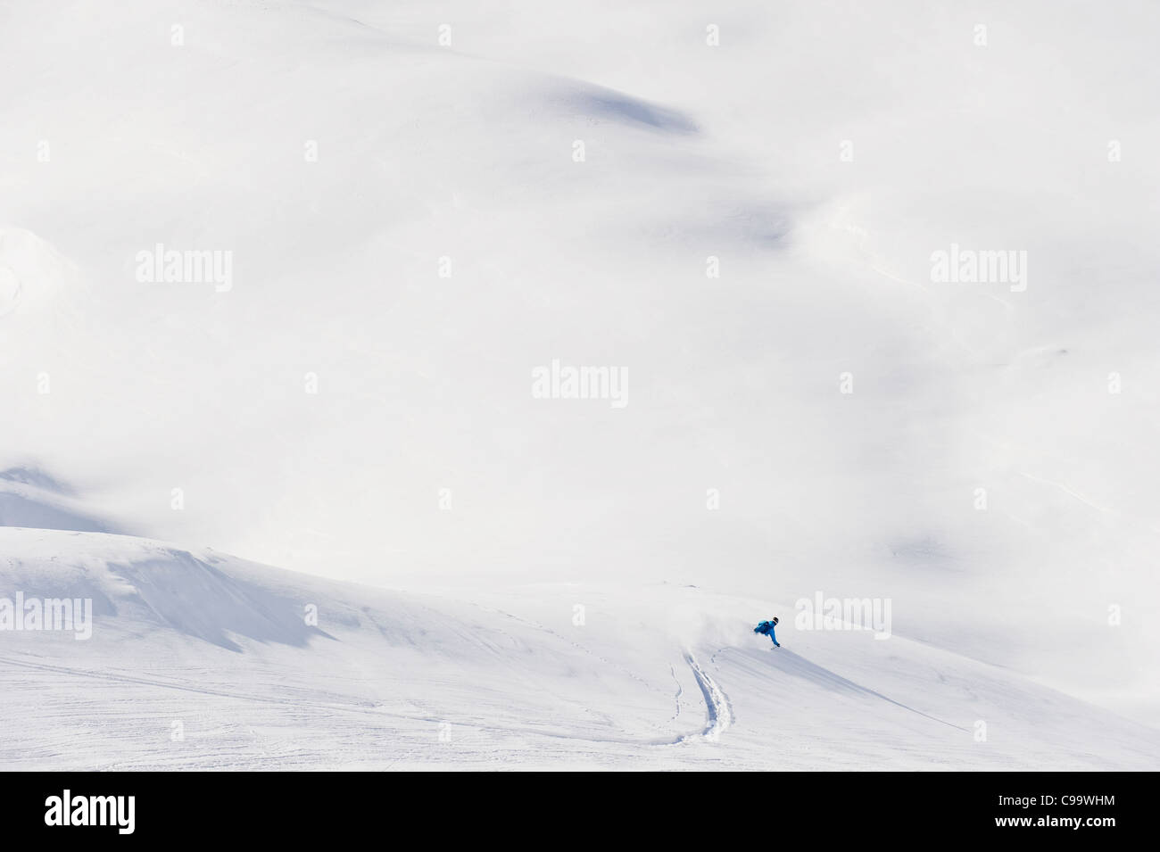 Austria, Zurs Lech, giovane uomo che fa sci alpino su Arlberg Foto Stock
