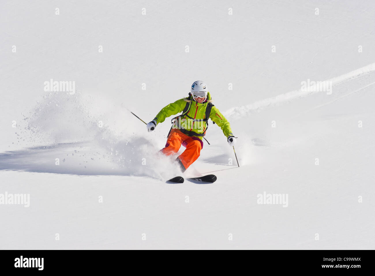 L'Austria, la giovane donna fare lo sci alpino Foto Stock