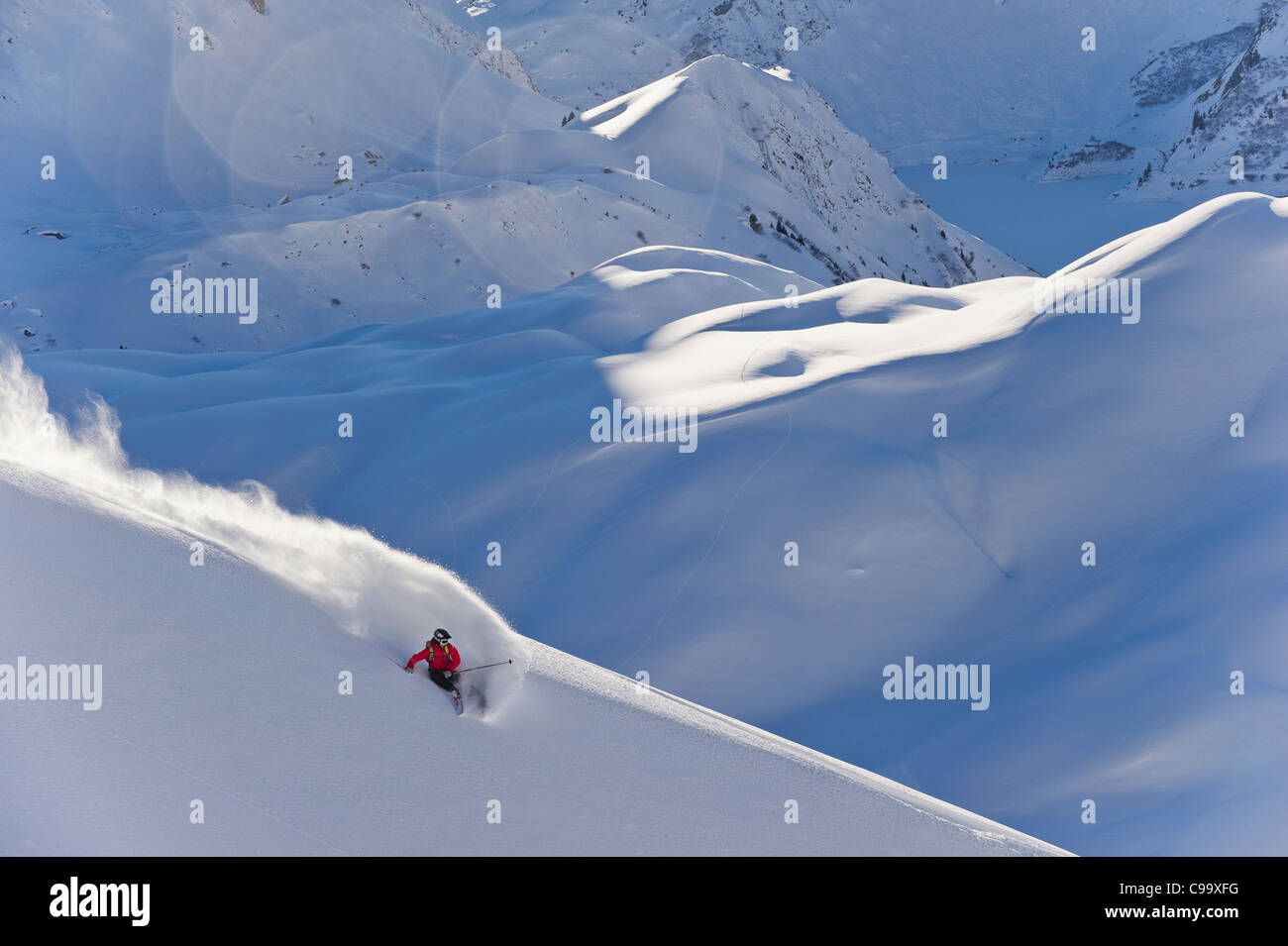 Austria, Zuers, giovane facendo il telemark su Arlberg Foto Stock