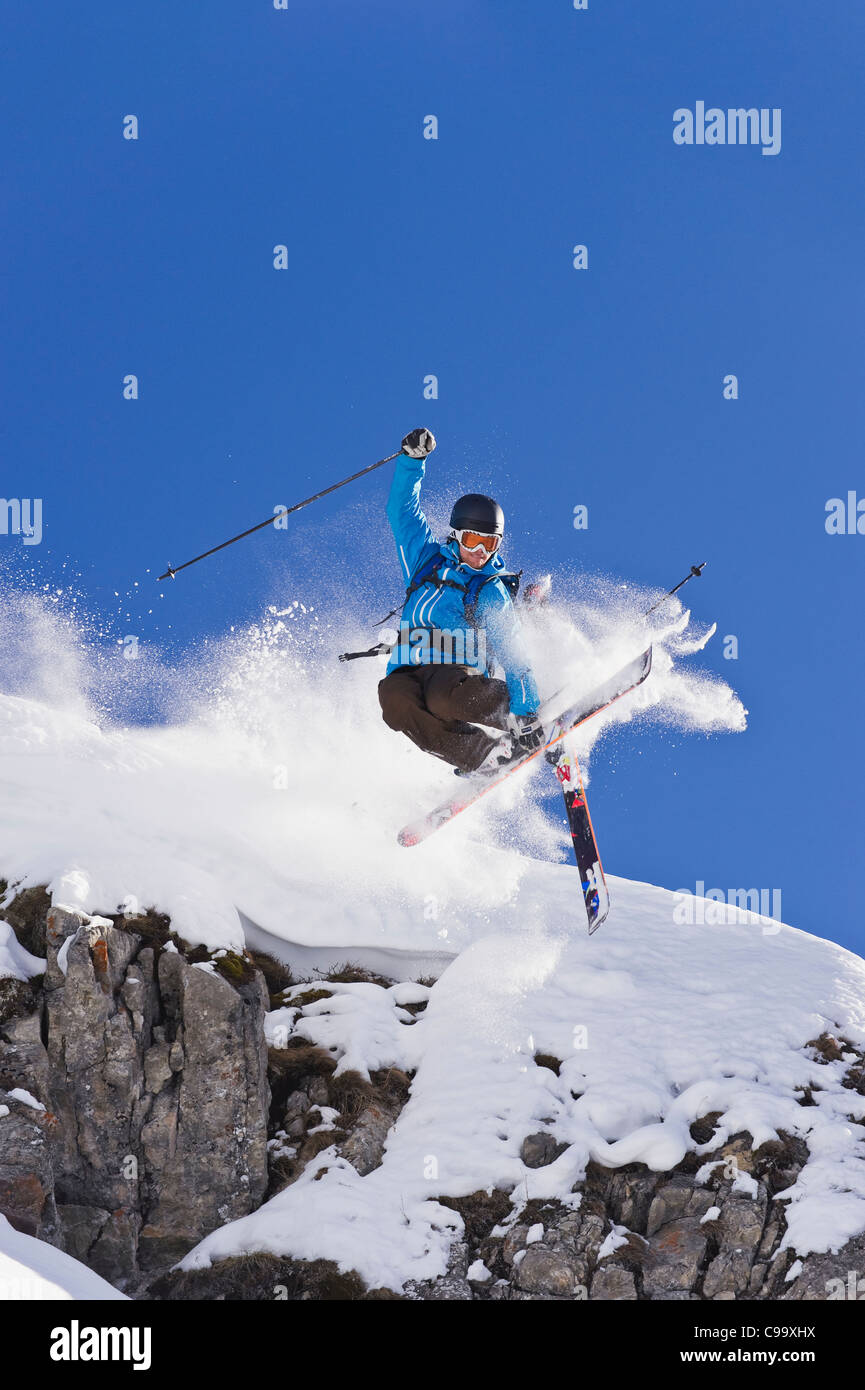 Austria, Zuers, giovane facendo il telemark su Arlberg Foto Stock