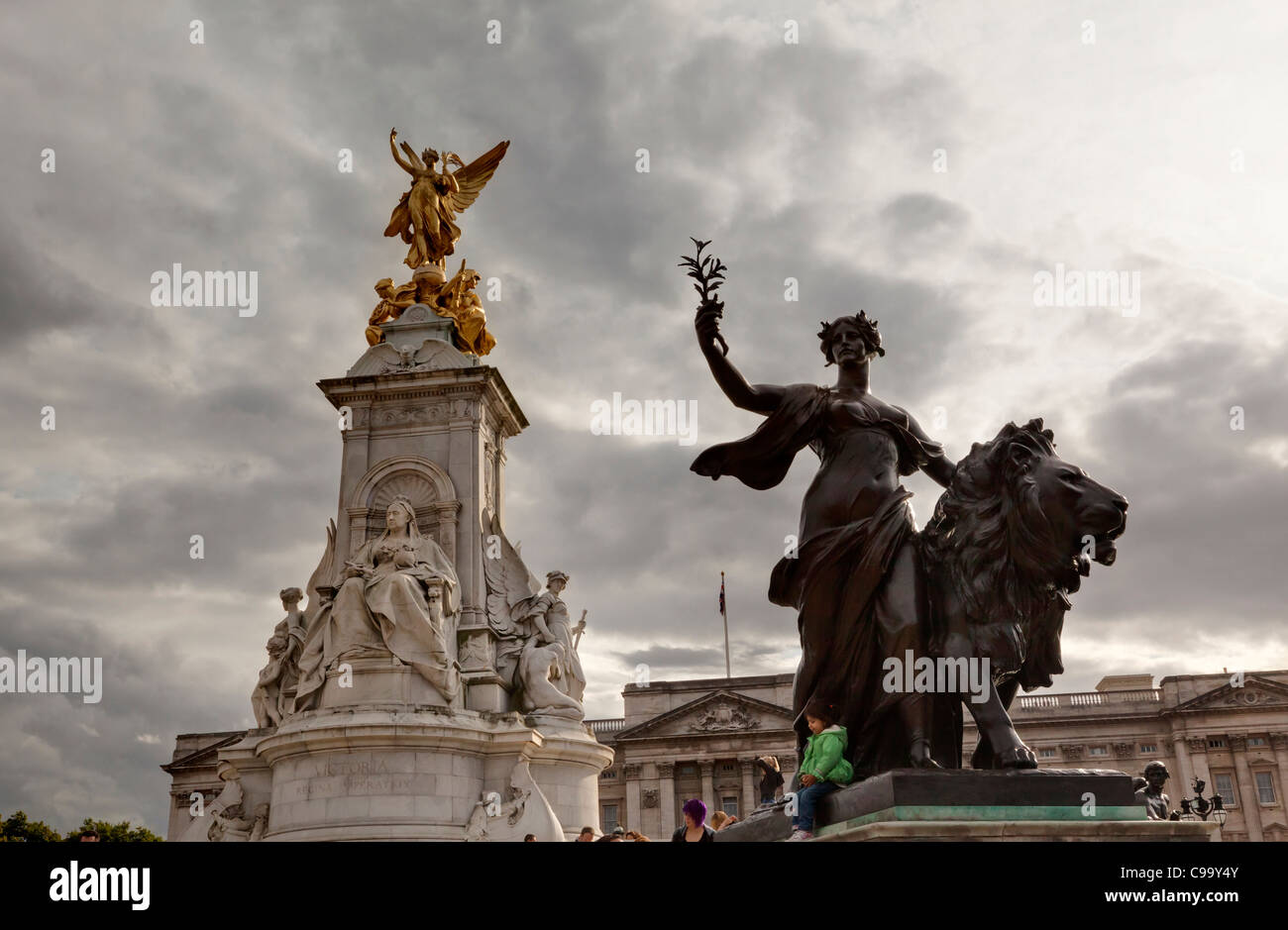 La regina Victoria Memorial con scuro patinato statua in bronzo di fronte a Buckingham Palace, St James's, London, Regno Unito Foto Stock