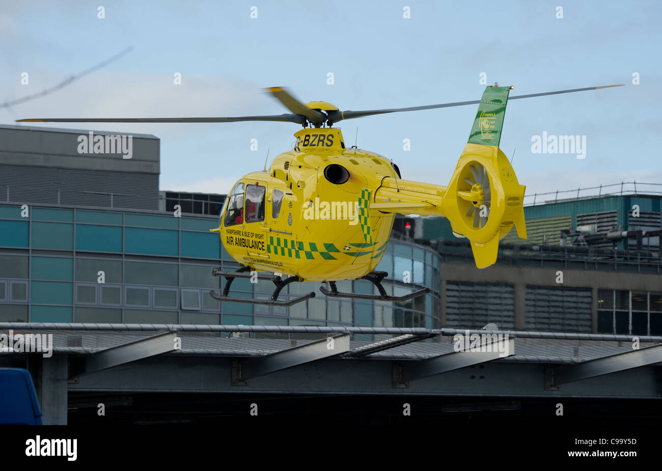 Il Hampshire e dell' isola di Wight Air Ambulance entra in terra a Southampton general hospital su elisuperficie Foto Stock