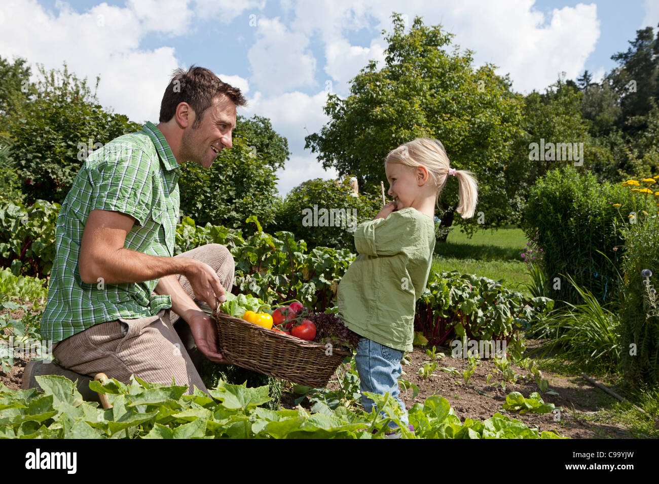 In Germania, in Baviera, Altenthann, padre e figlia holding cesto pieno di verdure Foto Stock