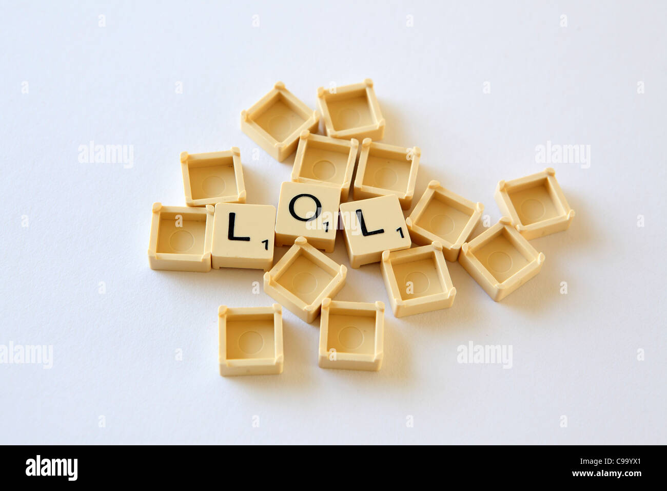 Piastrelle Scrabble / piazze compitare 'LOL' , sfondo bianco studio fotografico Foto Stock