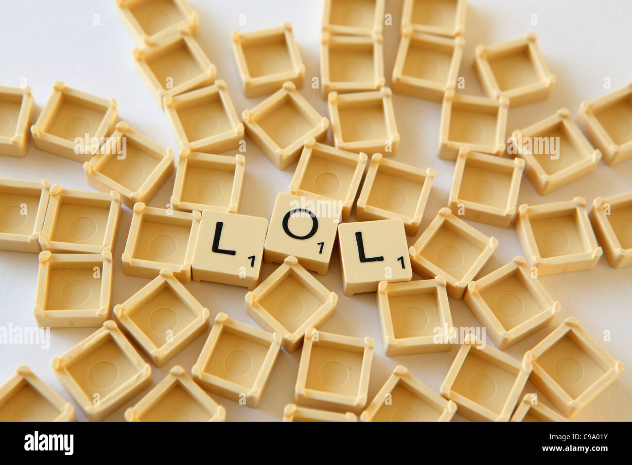 Piastrelle Scrabble / piazze compitare 'LOL' , sfondo bianco studio fotografico Foto Stock