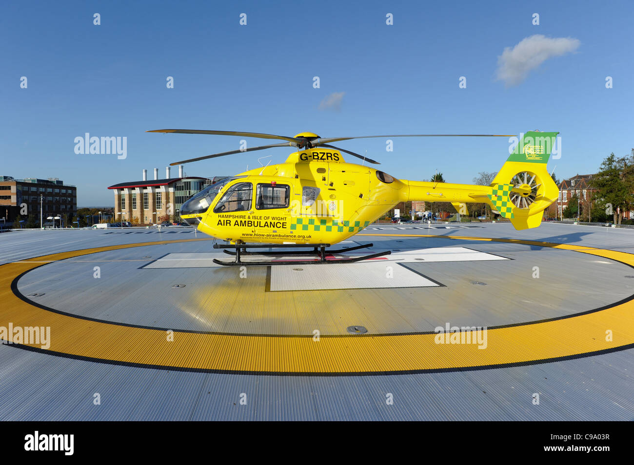 Air Ambulance del Hampshire e dell' isola di Wight sedersi sulla pista d'atterraggio per gli elicotteri del southampton general hospital Foto Stock