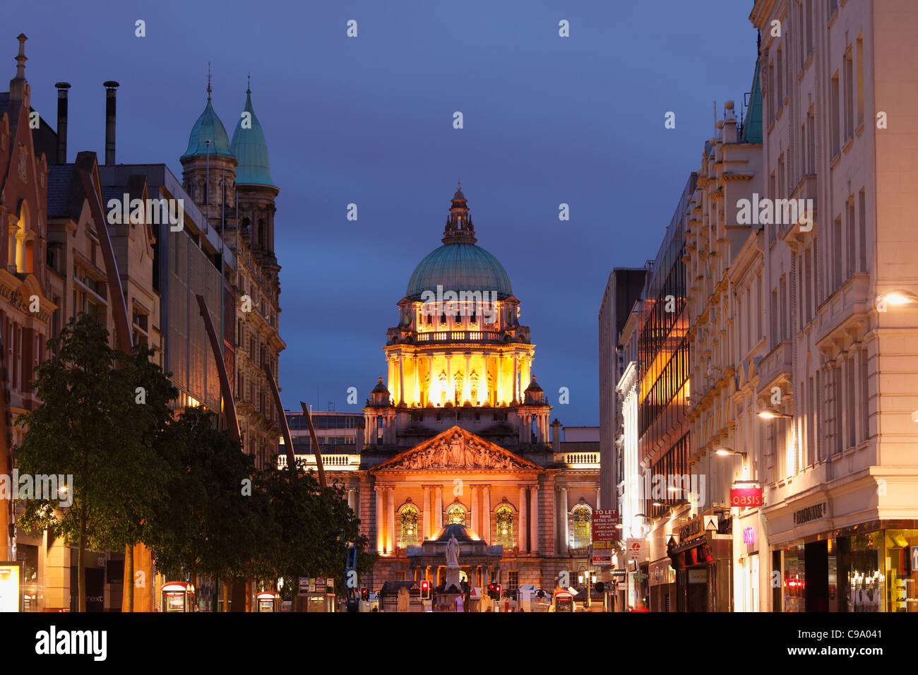 Regno Unito, Irlanda e Irlanda del Nord, Belfast, vista del municipio a Donegall Place Foto Stock