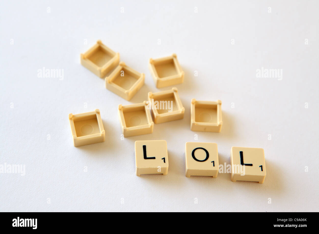 Piastrelle Scrabble / piazze compitare , sfondo bianco studio fotografico Foto Stock