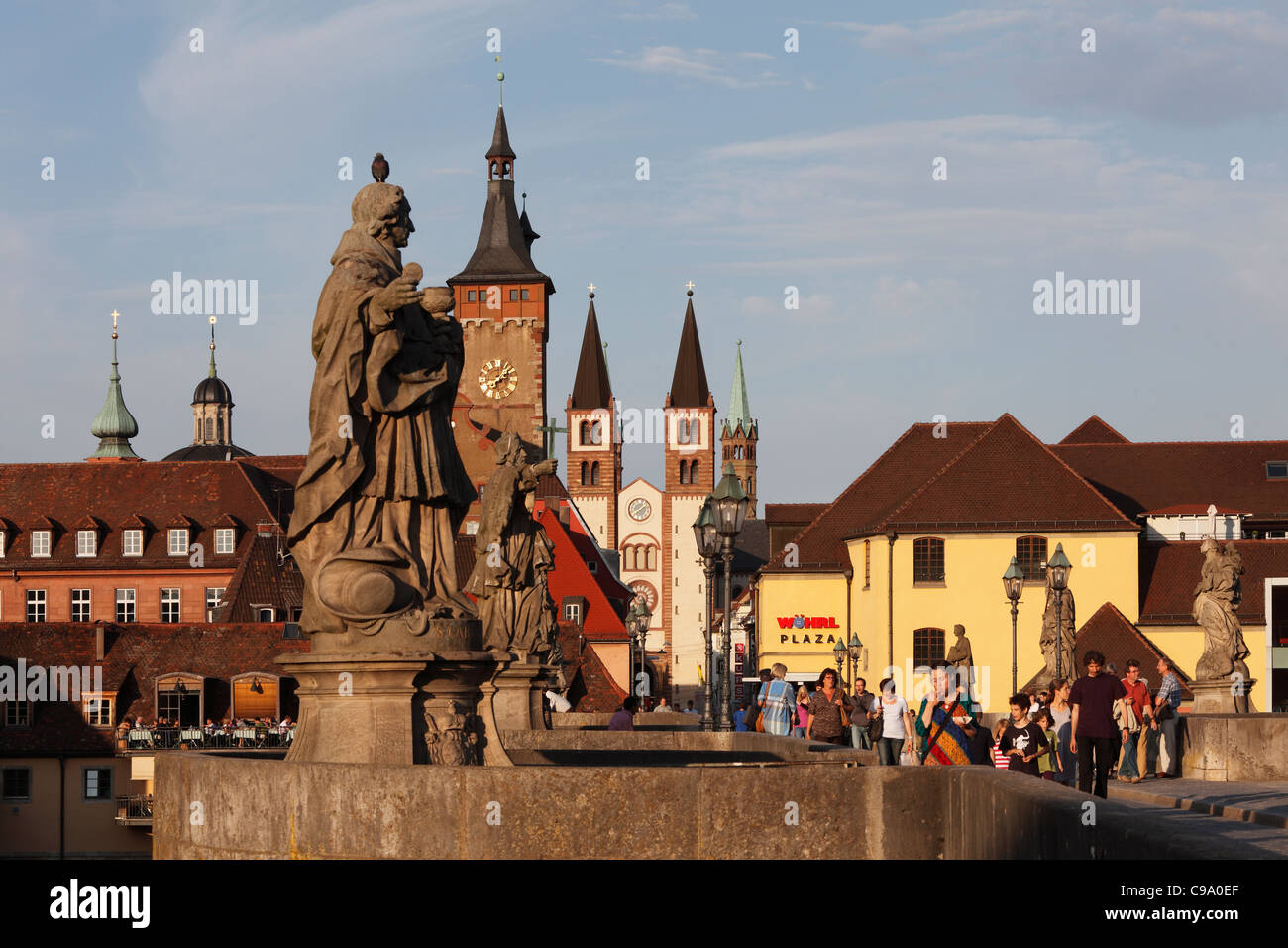 In Germania, in Baviera, Franconia, Wuerzburg, vista del municipio e la cattedrale di san Kilian Foto Stock