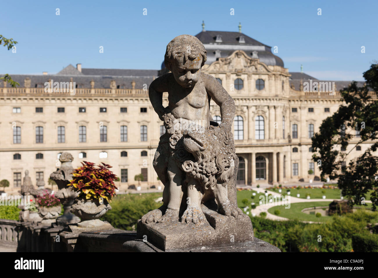 In Germania, in Baviera, Wuerzburg, vista del putto in giardino con castello in background Foto Stock