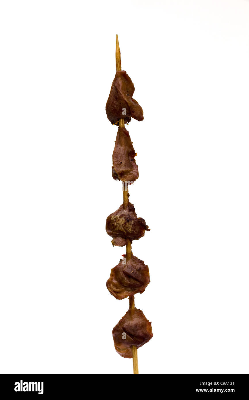 Cuore di pollo cotto venduto al mercato notturno di Donghuamen a Pechino, Cina - un esempio dello strano o strano cibo mangiato dalla gente Foto Stock