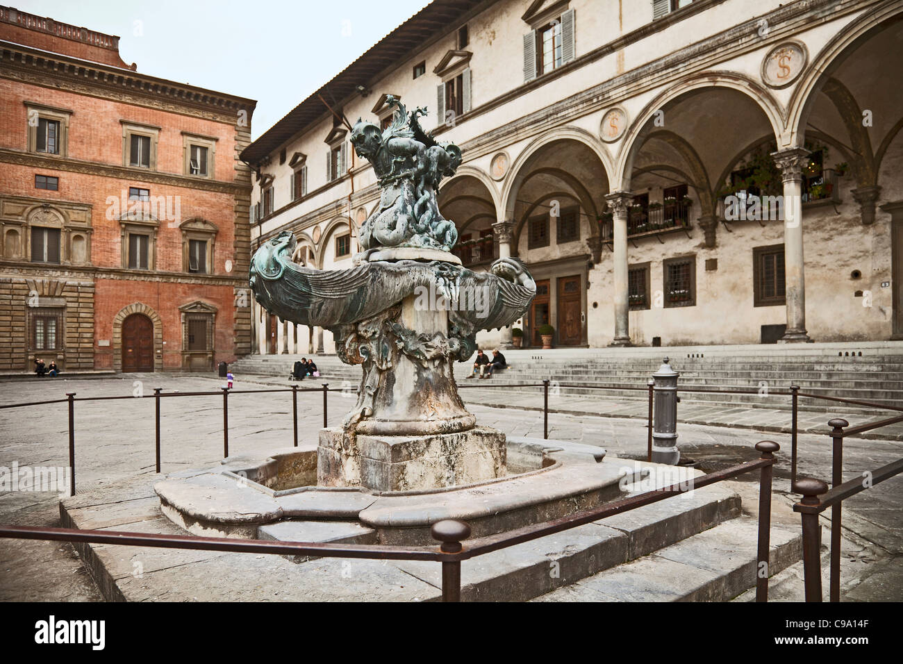 L' Ospedale degli Innocenti, l'Ospedale Foundlings/orfanotrofio da Filippo Brunelleschi, 1419, ora un piccolo museo. Firenze. Scultura di Pietro Tacca. Foto Stock