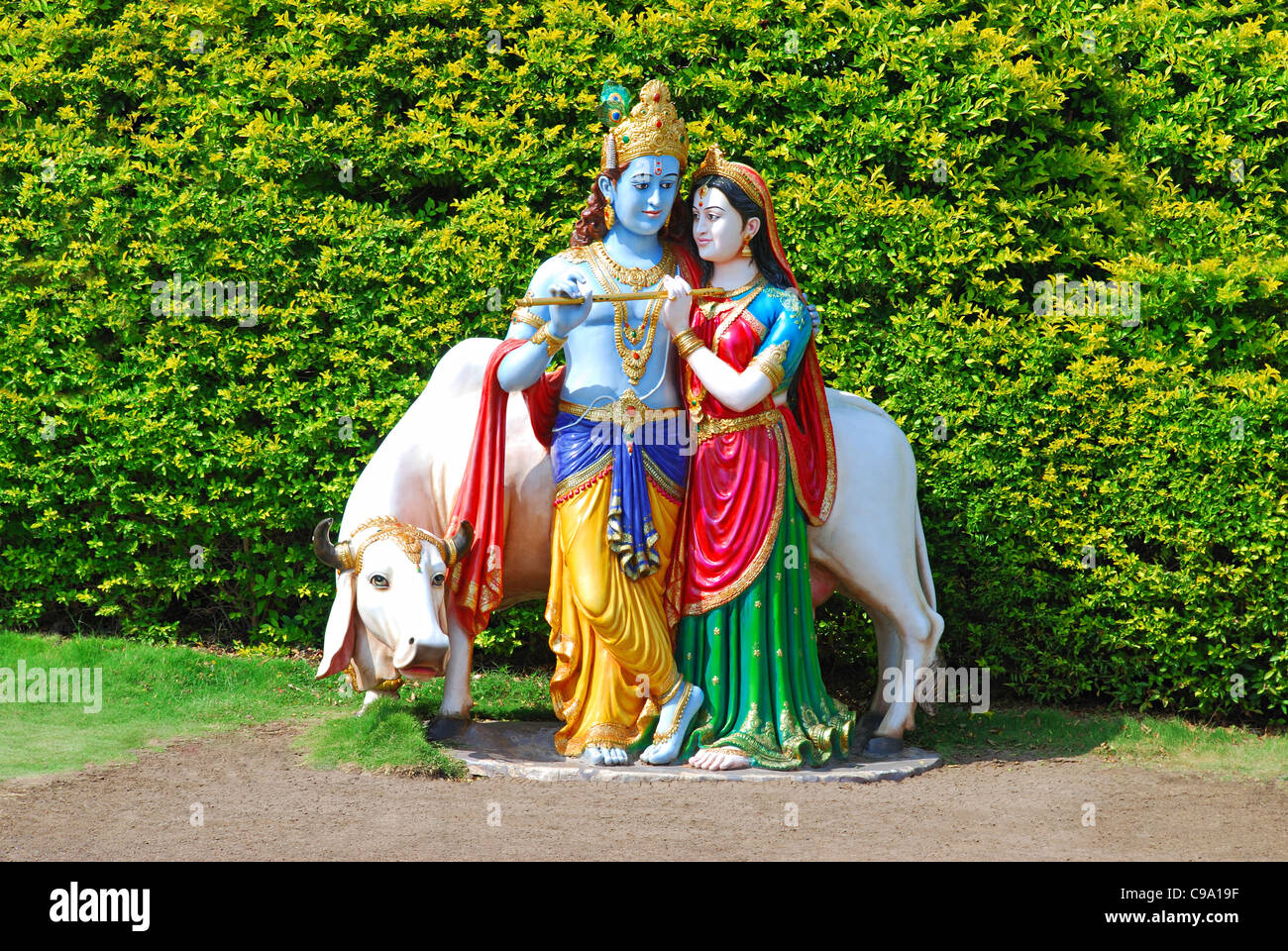 Una statua di Krishna e Radha a Anand Sagar Giardino complesso, Shegaon, nello Stato del Maharashtra, India. Foto Stock