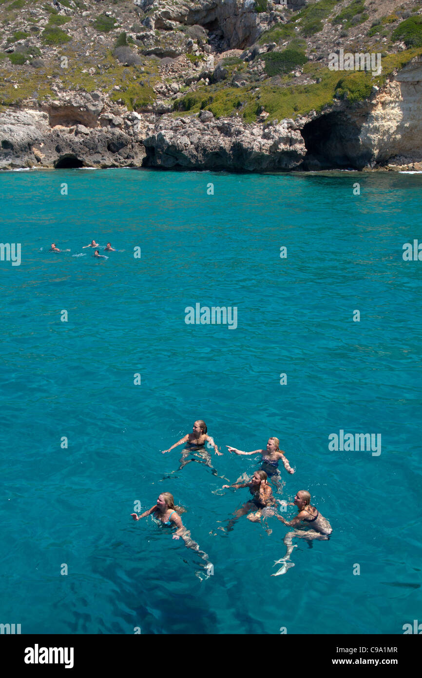 Giovani donne divertimento bagno in acqua di mare pulita Maiorca Baleari Spagna Foto Stock