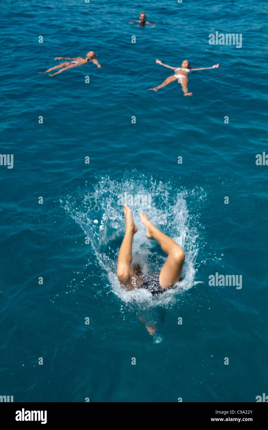 Giovane uomo si immerge e sguazzare nell'acqua di mare Maiorca Baleari Spagna Foto Stock