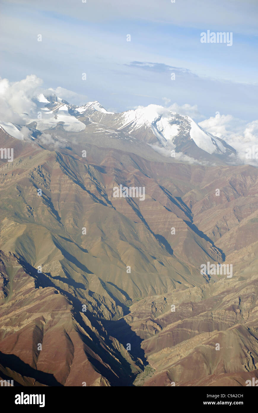 Nuvole bianche al di sopra della neve clad Himalaya gamme della montagna - Casa per le più alte cime del mondo, con un piano di aero wing nel rig Foto Stock