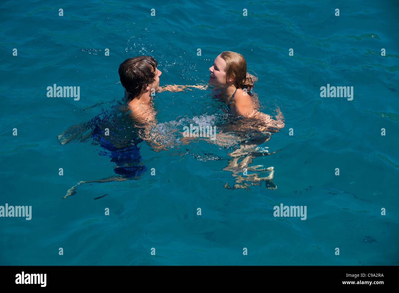 Coppia giovane divertimento bagno in acqua di mare pulita Maiorca Baleari Spagna Foto Stock