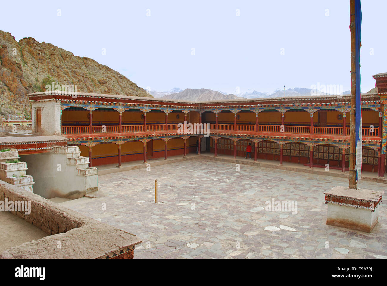 Cortile di Hemis Gompa (monastero). Due giorni del festival ogni anno nel cortile. Foto Stock