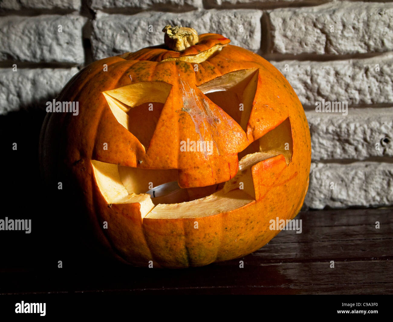 Una zucca scolpita testa in un pub irlandese per la festa di Halloween Foto Stock