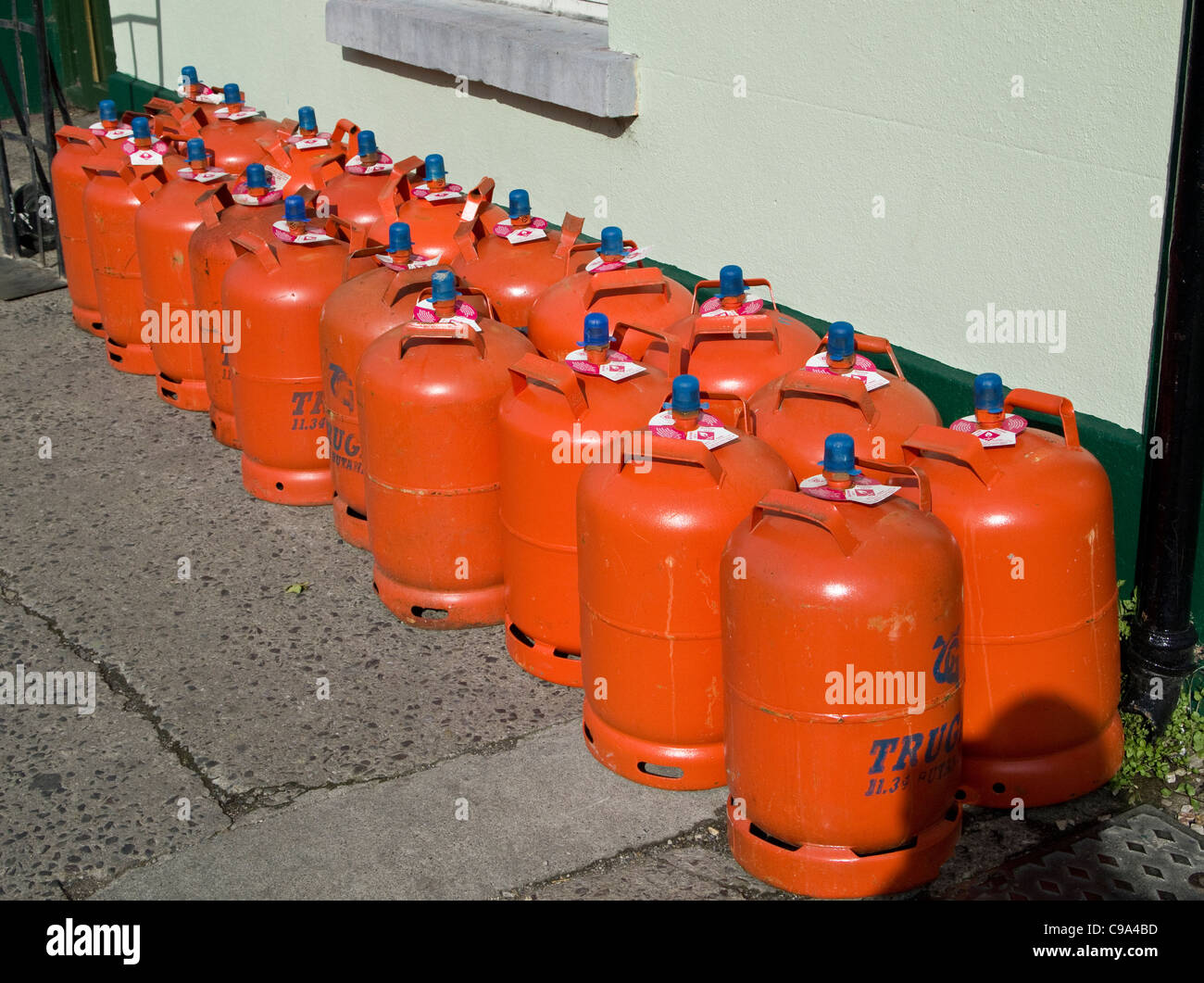 Domestico di gas propano di barattoli in vendita al di fuori di un hardware shop a Skerries, County Dublin, Irlanda Foto Stock